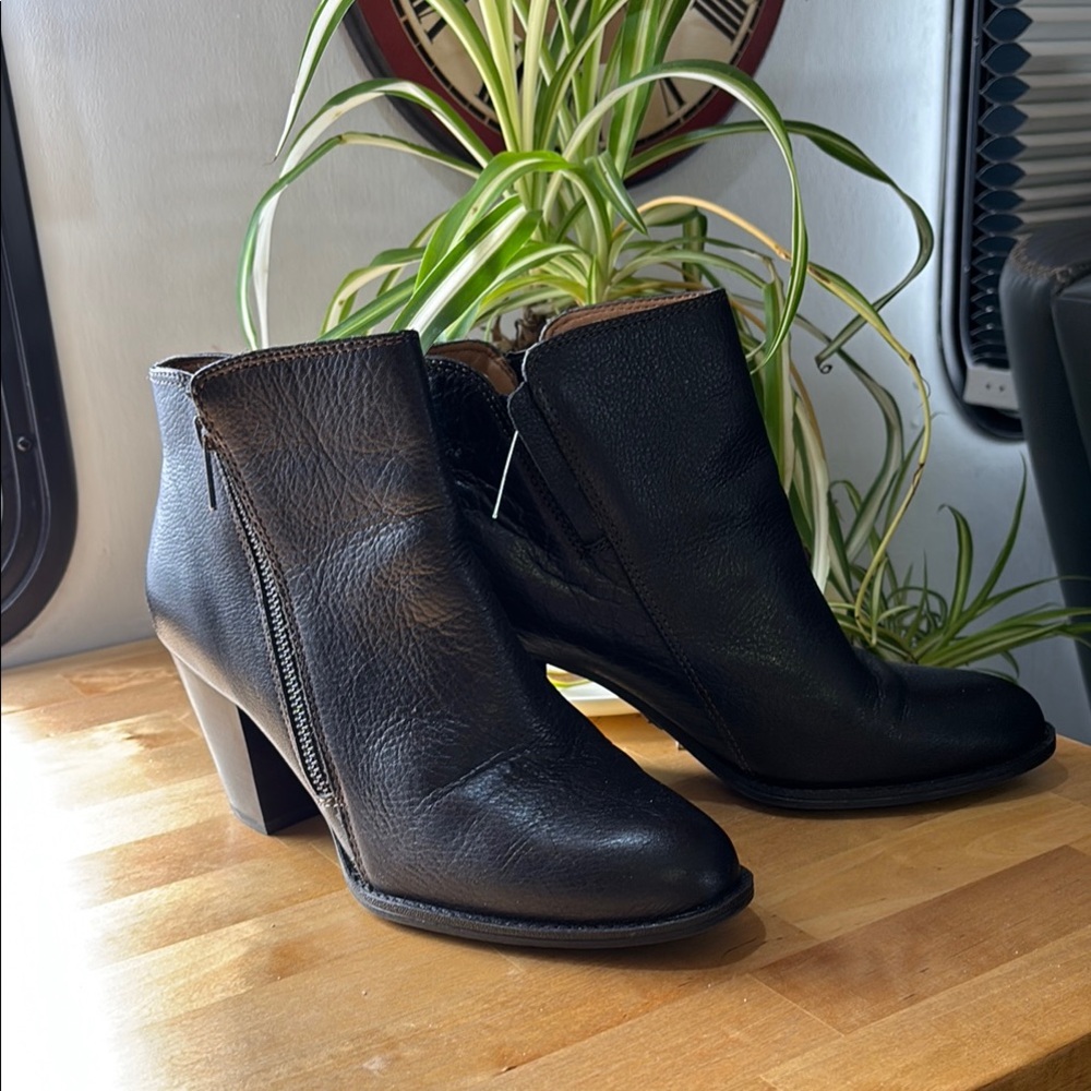 Soffit Black Leather Ankle Boots Sz 8.5 2” heel EUC Stylish Office School